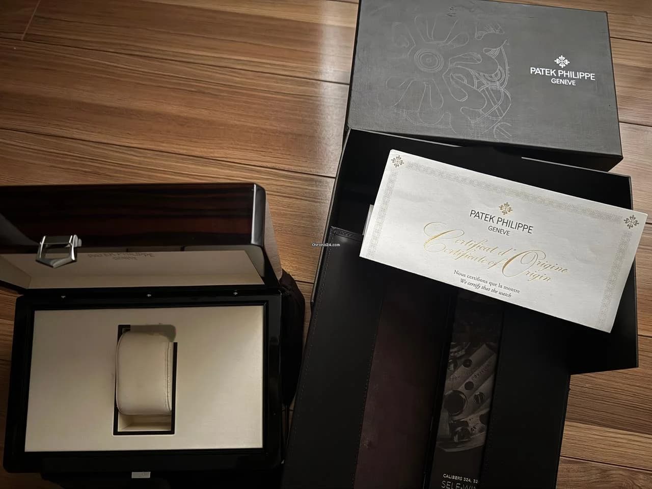 Patek Philippe Nautilus 2018 white dial full set 99% condition - Thumbnail 7